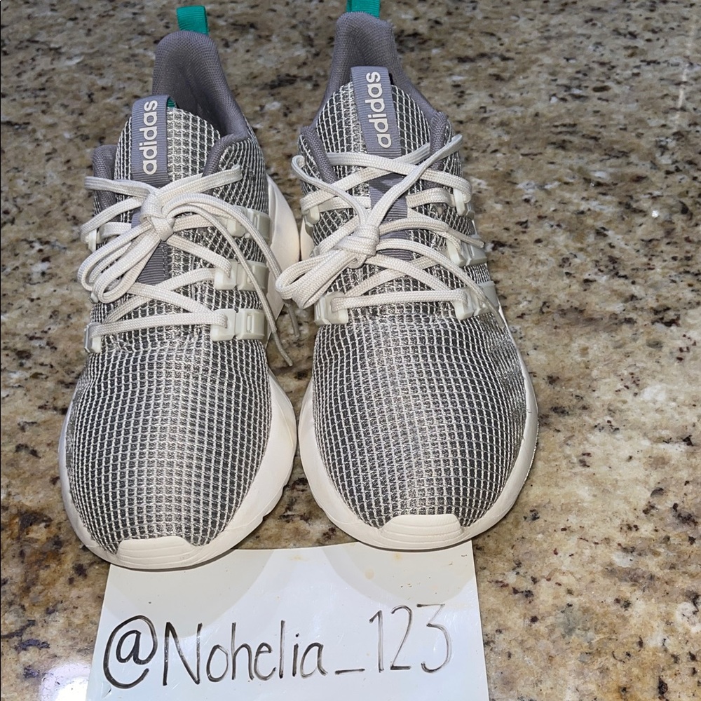 🌟Adidas neo Questar Flow in Gray and White